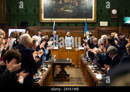 Dans le cadre de sa visite en Grande-Bretagne, la première dame d'Ukraine Olena Zelenska a pris la parole devant le Parlement du Royaume-Uni. Dans son discours, l'épouse du Président a comparé le bombardement de l'Ukraine par l'agresseur russe au bombardement de la Grande-Bretagne par les Nazis pendant la Seconde Guerre mondiale Banque D'Images