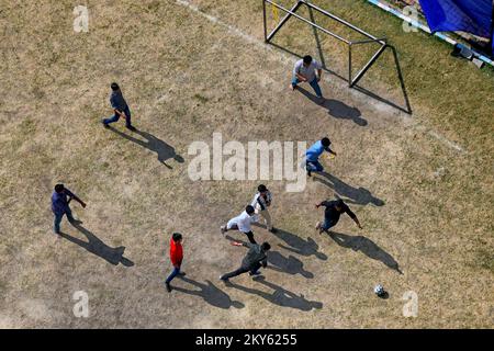 Kolkata, Inde. 30th novembre 2022. Les jeunes garçons ont vu jouer au football sur un terrain ouvert à Saltlake City. (Photo par Avishek Das/SOPA Images/Sipa USA) crédit: SIPA USA/Alay Live News Banque D'Images