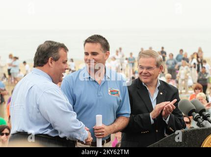 Belmar, N.J., 22 mai 2013 Gov. Christie se serre la main avec le maire de Belmar Matthew Doherty rejoint par le sénateur Robert Menendez (à droite) à la découpe du ruban pour la nouvelle promenade de Belmar après que l'ouragan Sandy l'a détruite. Gov. Christie devrait assister à d'autres dédicaces d'ouverture le long de la rive pour diffuser le message de la rive de Jersey qui revient pour l'été. New Jersey ouragan Sandy. Photographies relatives aux programmes, aux activités et aux fonctionnaires de gestion des catastrophes et des situations d'urgence Banque D'Images
