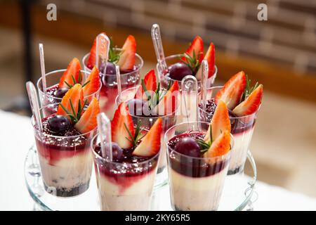 Des mousses aux baies sur la table des desserts pour une fête Banque D'Images