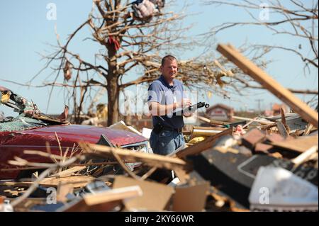 Oklahoma City, Okla., l'inspecteur de la FEMA de 23 mai 2013, David Kerr, inspecte une maison qui a été touchée par la récente tornade sur 20 mai 2013. Les résidents touchés par la tornade sont encouragés à s'inscrire auprès de la FEMA. Oklahoma City, OK, 23 mai 2013--l'inspecteur de la FEMA, David Kerr, inspecte une maison qui a été touchée par la récente tornade sur 20 mai 2013. Photographies relatives aux programmes, aux activités et aux fonctionnaires de gestion des catastrophes et des situations d'urgence Banque D'Images