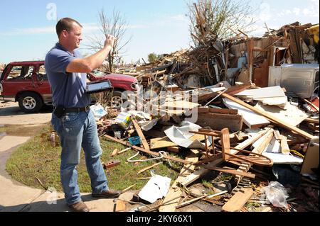 Oklahoma City, Okla., l'inspecteur de la FEMA de 23 mai 2013, David Kerr, inspecte une maison qui a été touchée par la récente tornade sur 20 mai 2013. Les résidents touchés par la tornade sont encouragés à s'inscrire auprès de la FEMA. Oklahoma City, OK, 23 mai 2013--l'inspecteur de la FEMA, David Kerr, inspecte une maison qui a été touchée par la récente tornade sur 20 mai 2013. Photographies relatives aux programmes, aux activités et aux fonctionnaires de gestion des catastrophes et des situations d'urgence Banque D'Images