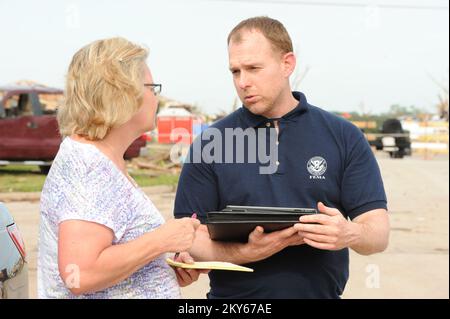 Oklahoma City, Okla., membre de l'équipe d'assistance aux survivants en cas de catastrophe de la FEMA (23 mai 2013 FEMA Disaster Survivor assistance Team, DSAT), Matt Behnke, aide la résidente locale Donitta Griffen dehors de sa maison qui a été touchée par la récente tornade sur 20 mai 2013. Les équipes DSAT démarchent les quartiers pour aider les résidents sur place à s'inscrire auprès de la FEMA. Oklahoma City, OK, 23 mai 2013--Matt Behnke, membre de l'équipe d'assistance aux survivants en cas de catastrophe de la FEMA, aide la résidente locale Donitta Griffen à l'extérieur de sa maison qui a été touchée par la récente tornade sur 20 mai 2013. Les équipes DSAT démarchent les quartiers pour aider les ressi Banque D'Images