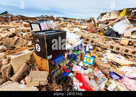 Oklahoma City, Oklahoma City, Oklahoma, 23 mai 2013 Une boîte pleine de dossiers est entourée par les débris de l'école élémentaire de Briarwood. La tornade EF-5 a balayé sur 20 mai, aplati deux écoles primaires dans son chemin. Steve Zumwalt/FEMA... Photographies relatives aux programmes, aux activités et aux fonctionnaires de gestion des catastrophes et des situations d'urgence Banque D'Images