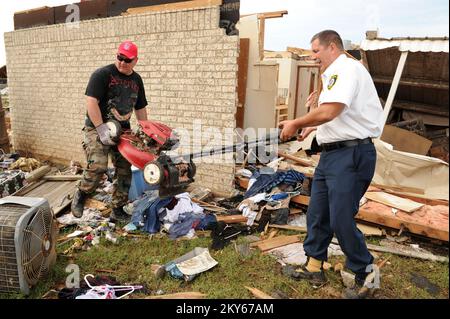 Oklahoma City, en Oklahoma, au 23 mai 2013 le pompier local Jon Cook, à gauche, obtient de l'aide pour déplacer une tondeuse du chef des pompiers Cecil Clay. La maison de Cook a été touchée par la récente tornade sur 20 mai 2013. Oklahoma City, OK, 23 mai 2013--le pompier local Jon Cook, à gauche, obtient de l'aide pour déplacer une tondeuse du chef des pompiers Cecil Clay. La maison de Cook a été touchée par la récente tornade sur 20 mai 2013. Photographies relatives aux programmes, aux activités et aux fonctionnaires de gestion des catastrophes et des situations d'urgence Banque D'Images