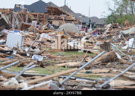 Storm Shelter survit à l'EF-5 Tornado. Photographies relatives aux programmes, aux activités et aux fonctionnaires de gestion des catastrophes et des situations d'urgence Banque D'Images