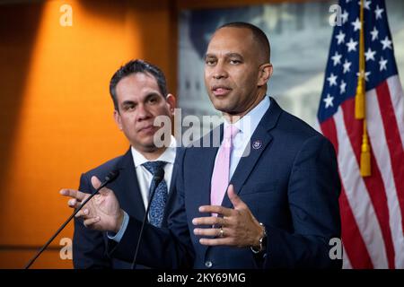 Pete Aguilar (démocrate de Californie), à gauche, regarde tandis que le président du caucus démocrate de la Chambre des représentants des États-Unis, Hakeem Jeffries (démocrate de New York), à droite, fait des remarques lors d'une conférence de presse par la direction démocrate entrante du Congrès en 118th, au Capitole des États-Unis à Washington, DC, mercredi, 30 novembre, 2022. Jeffries a été élu chef démocrate de la Chambre des représentants et deviendra, dans la nouvelle année, le premier américain noir à diriger un grand parti politique au Congrès et le représentant Aguilar deviendra le nouveau leader démocratique de la Chambre des représentants. Crédit : Rod Lamkey Banque D'Images