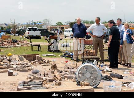 Moore, Okla., le président du 26 mai 2013 Barack Obama, deuxième de gauche, l'administrateur de la FEMA Craig Fugate, à gauche, et le maire Glenn Lewis, au centre, et le gouverneur Mary Fallin, à droite, ainsi que d'autres représentants de l'État, visitent un quartier touché par la récente tornade de F5. Moore, OK, 26 mai 2013--le président Barack Obama, deuxième de gauche, Craig Fugate, administrateur de la FEMA, à gauche, et le maire Glenn Lewis, au centre, et le gouverneur Mary Fallin, à droite, ainsi que d'autres représentants de l'État, visitent un quartier touché par la récente tornade F5. Photographies relatives aux programmes de gestion des catastrophes et des urgences, Activit Banque D'Images