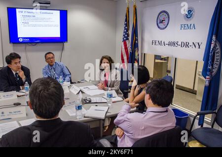 Queens (N.Y.), 30 mai 2013 la FEMA a souhaité la bienvenue aux représentants du gouvernement, de la République de Singapour, de la République de Corée et du Royaume-Uni, ainsi qu'aux membres de la Brookings institution, au Bureau mixte de terrain de New York (JFO) pour les informer des procédures de reprise après sinistre de l'ouragan Sandy. L'agent des affaires extérieures, Crystal Payton, a parlé de l'approche multiforme de la FEMA pour fournir de l'information au public tout au long du cycle de catastrophes. K.C.WILSEY/FEMA. New York ouragan Sandy. Photographies relatives aux programmes, aux activités et aux fonctionnaires de gestion des catastrophes et des situations d'urgence Banque D'Images