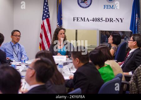 Queens (N.Y.), 30 mai 2013 la FEMA a souhaité la bienvenue aux représentants du gouvernement, de la République de Singapour, de la République de Corée et du Royaume-Uni, ainsi qu'aux membres de la Brookings institution, au Bureau mixte de terrain de New York (JFO) pour les informer des procédures de reprise après sinistre de l'ouragan Sandy. Ashley Smith, agente adjointe aux affaires extérieures (secteur privé), a discuté du rôle que jouent les partenariats de la FEMA et du secteur privé dans la réaction et le rétablissement aux catastrophes. K.C.WILSEY/FEMA. New York ouragan Sandy. Photographies relatives aux programmes, aux activités et aux activités de gestion des catastrophes et des situations d'urgence Banque D'Images