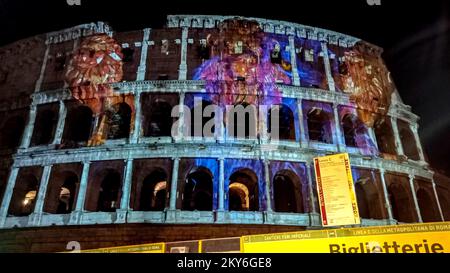 Rome, Italie. 30th novembre 2022. Colisée illuminé pour l'abolition de la peine de mort dans le monde entier. L'événement a été organisé par la Communauté de Sant'Egidio. (Credit image: © Patrizia Corteltessa/Pacific Press via ZUMA Press Wire) Credit: ZUMA Press, Inc./Alamy Live News Banque D'Images