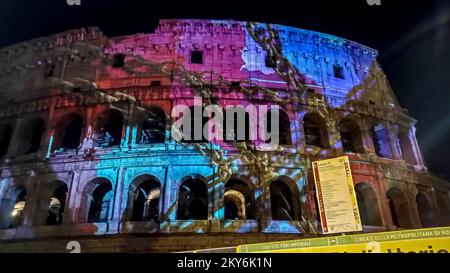 Rome, Italie. 30th novembre 2022. Colisée illuminé pour l'abolition de la peine de mort dans le monde entier. L'événement a été organisé par la Communauté de Sant'Egidio. (Credit image: © Patrizia Corteltessa/Pacific Press via ZUMA Press Wire) Credit: ZUMA Press, Inc./Alamy Live News Banque D'Images