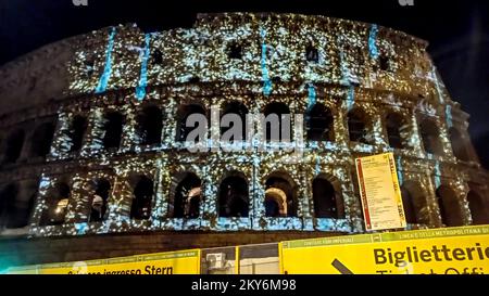 Rome, Italie. 30th novembre 2022. Colisée illuminé pour l'abolition de la peine de mort dans le monde entier. L'événement a été organisé par la Communauté de Sant'Egidio. (Credit image: © Patrizia Corteltessa/Pacific Press via ZUMA Press Wire) Credit: ZUMA Press, Inc./Alamy Live News Banque D'Images