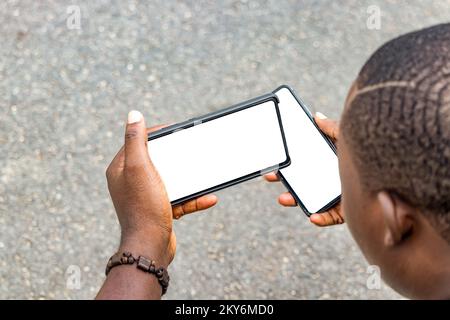 Jeune homme au parc et utilisant un téléphone intelligent. Banque D'Images