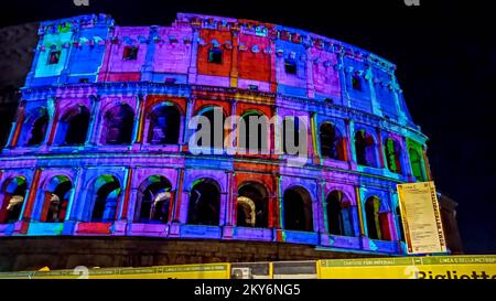 Rome, Italie. 30th novembre 2022. Colisée illuminé pour l'abolition de la peine de mort dans le monde entier. L'événement a été organisé par la Communauté de Sant'Egidio. (Credit image: © Patrizia Corteltessa/Pacific Press via ZUMA Press Wire) Credit: ZUMA Press, Inc./Alamy Live News Banque D'Images