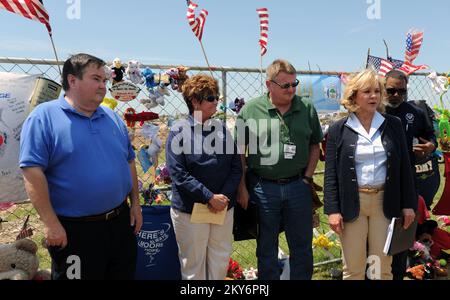Moore, Okla., Mary Fallon, gouverneur de l'12 juin 2013, deuxième de droite, prend la parole lors d'une conférence de presse sur le site de l'école élémentaire Plaza Towers. Elle a été rejointe par des fonctionnaires fédéraux, d'État et locaux. Les résidents sont encouragés à s'inscrire auprès de la FEMA s'ils ont subi des dommages pendant cette tempête. Moore, OK, 12 juin 2013--Gouverneur Mary Fallon, deuxième de droite, Parle lors d'une conférence de presse sur le site de l'école élémentaire Plaza Towers. Elle a été rejointe par des fonctionnaires fédéraux, d'État et locaux. Les résidents sont encouragés à s'inscrire auprès de la FEMA s'ils ont subi des dommages pendant cette tempête. Photos relati Banque D'Images