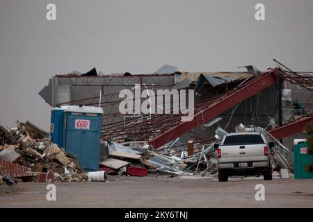 El Reno, Okla., 14 juin 2013 Tornado dommages à une entreprise à El Reno. La région d'El Reno a été frappée par une tornade de F5 sur 31 mai 2013. C'était la plus large tornade de l'histoire des États-Unis à 2,6 miles de l'autre, et était la deuxième tornade de F5 à toucher en Oklahoma sur une période de deux semaines. Andrea Booher/FEMA... Photographies relatives aux programmes, aux activités et aux fonctionnaires de gestion des catastrophes et des situations d'urgence Banque D'Images