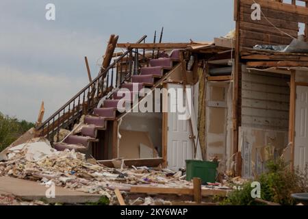 El Reno, Oklahoma, 14 juin 2013 seuls les escaliers restent dans cette maison détruite à El Reno. La région d'El Reno a été frappée par une tornade de EF5 sur 31 mai 2013. C'était la plus large tornade de l'histoire des États-Unis à 2,6 miles de l'autre, et était la deuxième tornade de EF5 à toucher en Oklahoma sur une période de deux semaines. Andrea Booher/FEMA... Photographies relatives aux programmes, aux activités et aux fonctionnaires de gestion des catastrophes et des situations d'urgence Banque D'Images