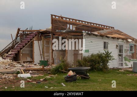 El Reno, Okla., 14 juin 2013 Une maison à El Reno qui a été détruite par une tornade de EF5 sur 31 mai 2013. La tornade était la tornade la plus large de l'histoire des États-Unis, à 2,6 miles de l'autre, et était la deuxième tornade EF5 à toucher en Oklahoma sur une période de deux semaines. Andrea Booher/FEMA... Photographies relatives aux programmes, aux activités et aux fonctionnaires de gestion des catastrophes et des situations d'urgence Banque D'Images