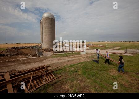 El Reno, Oklahoma, 15 juin 2013 les volontaires de l'Arkansas aident les agriculteurs d'El Reno à nettoyer leurs champs de débris de tornade. La région d'El Reno a été frappée par une tornade de EF5 sur 31 mai 2013. C'était la plus large tornade de l'histoire des États-Unis à 2,6 miles de l'autre, et était la deuxième tornade de EF5 à toucher en Oklahoma sur une période de deux semaines. Andrea Booher/FEMA... Photographies relatives aux programmes, aux activités et aux fonctionnaires de gestion des catastrophes et des situations d'urgence Banque D'Images