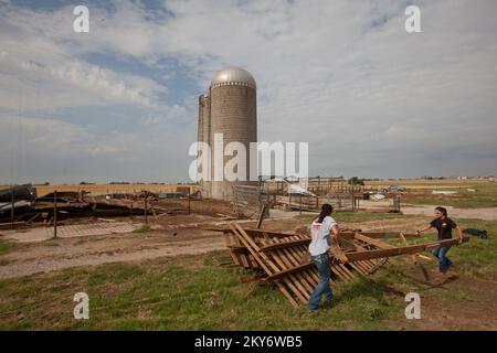 El Reno, Oklahoma, 15 juin 2013 les volontaires de l'Arkansas aident les agriculteurs d'El Reno à nettoyer leurs champs de débris de tornade. La région d'El Reno a été frappée par une tornade de EF5 sur 31 mai 2013. C'était la plus large tornade de l'histoire des États-Unis à 2,6 miles de l'autre, et était la deuxième tornade de EF5 à toucher en Oklahoma sur une période de deux semaines. Andrea Booher/FEMA... Photographies relatives aux programmes, aux activités et aux fonctionnaires de gestion des catastrophes et des situations d'urgence Banque D'Images