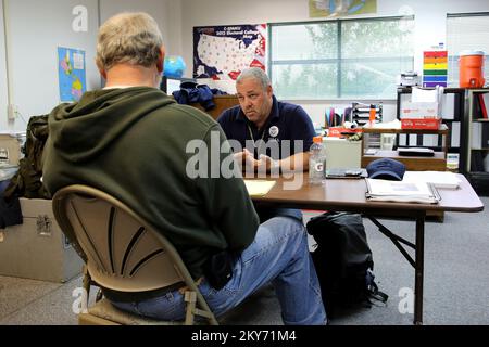 Galena, Alaska, 30 juin 2013 des spécialistes de la FEMA fournissent aux survivants de catastrophes de l'information sur les programmes disponibles à ce Centre de reprise après sinistre. Le président Obama a publié une déclaration catastrophe majeure pour l'État de l'Alaska, déclenchant la libération de fonds fédéraux pour aider les populations et les communautés à se remettre des inondations qui se sont produites de 17 mai à 11 juin 2013. Adam DuBrowa/ FEMA. Photographies relatives aux programmes, aux activités et aux fonctionnaires de gestion des catastrophes et des situations d'urgence Banque D'Images