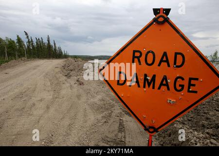 Galena, Alaska, 30 juin 2013 la route menant à la décharge a été temporairement fermée en raison des importants embâcles et des graves inondations qui ont causé le délavage de la route. L'enlèvement des déchets est un élément essentiel du processus de récupération et la FEMA a fourni un financement fédéral sous forme d'aide publique pour aider les gens et les collectivités à se remettre de la dévastation qui s'est produite pendant la période de 17 mai à 11 juin 2013. Adam DuBrowa/ FEMA. Photographies relatives aux programmes, aux activités et aux fonctionnaires de gestion des catastrophes et des situations d'urgence Banque D'Images