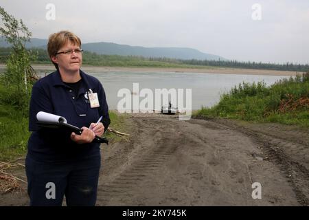 Hughes, Alaska, 7 juillet 2013 Belinda Dougan, spécialiste de l'atténuation de la FEMA, travaille dans cette communauté au sujet des dangers associés à la croissance de moisissures dans la maison après une inondation. La FEMA a répondu par une équipe de spécialistes pour inspecter les maisons des personnes touchées par de graves inondations dans la région de Koyukuk. Adam Dubrowa/FEMA. Photographies relatives aux programmes, aux activités et aux fonctionnaires de gestion des catastrophes et des situations d'urgence Banque D'Images