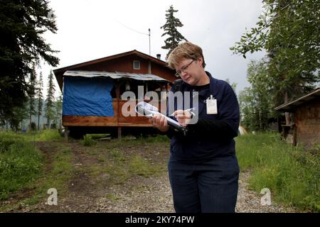 Hughes, Alaska, 7 juillet 2013 Belinda Dougan, spécialiste de l'atténuation de la FEMA, travaille dans cette communauté au sujet des dangers associés à la croissance de moisissures dans la maison après une inondation. La FEMA a répondu par une équipe de spécialistes pour inspecter les maisons des personnes touchées par de graves inondations dans la région de Koyukuk. Adam Dubrowa/FEMA. Photographies relatives aux programmes, aux activités et aux fonctionnaires de gestion des catastrophes et des situations d'urgence Banque D'Images