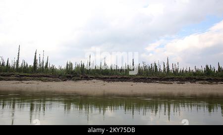 Hughes, Alaska, 8 juillet 2013 après de graves inondations qui ont balayé la région de la rivière Koyukuk, de vastes étendues d'érosion ont remodelé le corridor riverain. La FEMA intervient et dispose d'une équipe qui travaille avec les survivants de catastrophes, l'État de l'Alaska et les zones régionales de participation à l'éducation (REAA) désignées. Adam Dubrowa/FEMA. Photographies relatives aux programmes, aux activités et aux fonctionnaires de gestion des catastrophes et des situations d'urgence Banque D'Images