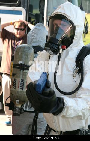 Anniston, Ala., 25 juillet 2013 Un soldat de la police militaire sécurise une scène de crime potentiel lorsqu'un suspect est placé en garde à vue pendant l'entraînement. Le soldat fait partie de la compagnie de police California National Guard 870th qui a suivi une formation au Centre for Domestic Preparedness (CDP) de la FEMA à Anniston, en Alabama. Photographies relatives aux programmes, aux activités et aux fonctionnaires de gestion des catastrophes et des situations d'urgence Banque D'Images