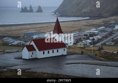 Église de Vakurkirkja à Vik avec piles de basalte Banque D'Images