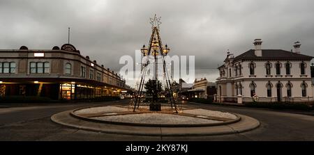 Éclairage de Noël à Glen Innes, dans le nord de la nouvelle-galles du Sud, en australie, avec l'ancien bâtiment ANZ Bank en face du supermarché Coles Banque D'Images