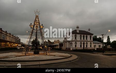 Éclairage de Noël à Glen Innes, dans le nord de la nouvelle-galles du Sud, en australie, avec l'ancien bâtiment ANZ Bank en face du supermarché Coles Banque D'Images