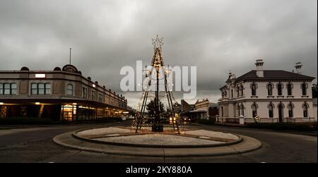 Éclairage de Noël à Glen Innes, dans le nord de la nouvelle-galles du Sud, en australie, avec l'ancien bâtiment ANZ Bank en face du supermarché Coles Banque D'Images