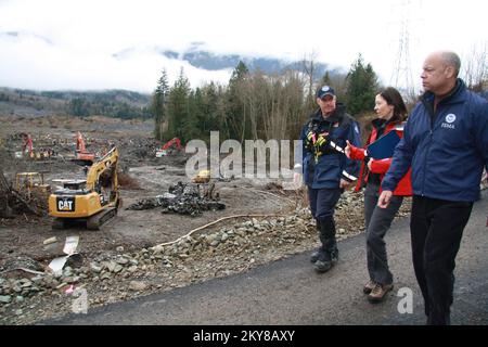 Comté de Snohomish, Washington, 6 avril 2014 WATF1 le leader Tim Pierce, la sénatrice Maria Cantwell et le secrétaire à la sécurité intérieure Jeh Johnson ont effectué un sondage sur le site de la catastrophe de la glissade en SR530. Photographies relatives aux programmes, aux activités et aux fonctionnaires de gestion des catastrophes et des situations d'urgence Banque D'Images