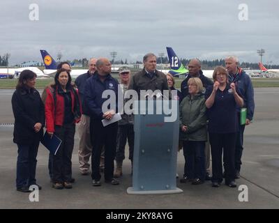 Paine Field, comté de Snohomish, Washington, DelBene, membre du Congrès de 6 avril 2014, La sénatrice Maria Cantwell, secrétaire à la sécurité du ministère de la Justice Jeh Johnson, administratrice de la FEMA Craig Fugate, Washington général adjoint le major général Bret D. Daugherty, le gouverneur Jay Inglee, le maire de Darrington Dan Rankin, le directeur général du comté John Lovick, le sénateur Patty Murray, Robert Ezelle, directeur du département de gestion des urgences de l'État de Washington, discute des options de secours en cas de catastrophe offertes aux personnes touchées par la diapositive SR530. Les résidents touchés par la diapositive sont encouragés à s'inscrire auprès de la FEMA en composant le (800)-621-3362 ou le (ATS) (80 Banque D'Images