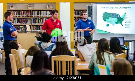Astoria, N.Y., 24 avril 2014 les membres de l'équipe 'Tundra 1' du corps de la FEMA parlent aux élèves de l'école Frank Sinatra des arts de la préparation aux catastrophes. Les membres de l'équipe ont également discuté des différentes possibilités de bénévolat offertes aux jeunes de 18 à 24 ans. K.C.WILSEY/FEMA. New York ouragan Sandy. Photographies relatives aux programmes, aux activités et aux fonctionnaires de gestion des catastrophes et des situations d'urgence Banque D'Images