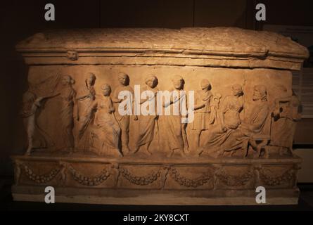 Sarcophage avec couvercle de l'époque romaine (AD 2th siècle) au Musée archéologique d'Istanbul à Istanbul, Turquie. Banque D'Images