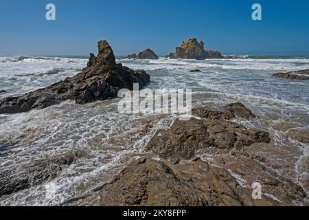 Eaux de la mer couvrant les rochers côtiers dans le parc national de Pfeiffer Beach en Californie Banque D'Images