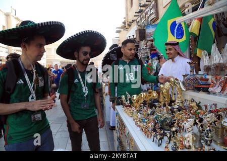 Doha, Qatar. 30th novembre 2022. Les fans mexicains assistent à l'ancien marché Souq Waqif à Doha pour assister au match dans les restaurants et soutenir leur équipe lors de la coupe du monde de la FIFA, Qatar 2022. Sur 30 novembre 2022 à Doha, Qatar. (Credit image: © Sidhik Keerantakath/eyepix via ZUMA Press Wire) Banque D'Images