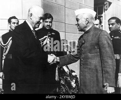 LE président AMÉRICAIN Dwight Eisenhower et le premier ministre indien Jawaharlal Nehru à la Chambre du Parlement de l'Inidan Banque D'Images