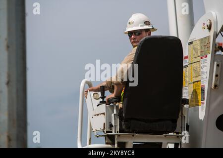 Mayflower, Ark., 12 mai 2014 – Un superviseur de maintenance de T&D Solutions exploite une grue tandis que lui et son équipe travaillent à restaurer l'électricité et à réparer l'infrastructure du réseau électrique après que la communauté de Mayflower ait été frappée par une tornade sur 27 avril. La FEMA soutient les gouvernements locaux et étatiques et les entités tribales et travaille avec le secteur privé à mesure que les communautés se remettent des catastrophes naturelles. Arkansas : tempêtes, tornades et inondations graves. Photographies relatives aux programmes, aux activités et aux fonctionnaires de gestion des catastrophes et des situations d'urgence Banque D'Images