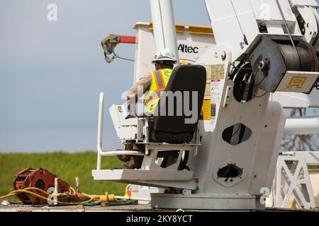 Mayflower, Ark., 12 mai 2014 – Un superviseur de maintenance de T&D Solutions exploite une grue tandis que lui et son équipe travaillent à restaurer l'électricité et à réparer l'infrastructure du réseau électrique après que la communauté de Mayflower ait été frappée par une tornade sur 27 avril. La FEMA soutient les gouvernements locaux et étatiques et les entités tribales et travaille avec le secteur privé à mesure que les communautés se remettent des catastrophes naturelles. Arkansas : tempêtes, tornades et inondations graves. Photographies relatives aux programmes, aux activités et aux fonctionnaires de gestion des catastrophes et des situations d'urgence Banque D'Images