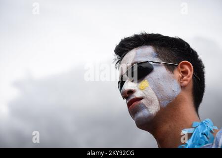 Buenos Aires, Argentine. 30th novembre 2022. Un garçon avec son visage peint est vu à Buenos Aires. Les fans argentins de football regardent le match de leur équipe contre la Pologne lors de la coupe du monde, organisée par le Qatar, à Buenos Aires, en Argentine. Crédit : SOPA Images Limited/Alamy Live News Banque D'Images