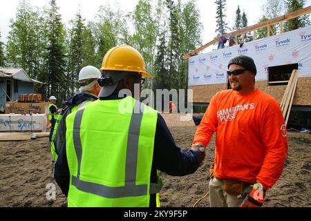 Galena, AK, 12 juin 2014 l'agente de coordination fédérale Willie Nunn (C) salue le bénévole Keith Smith (R) qui construit des foyers pour climat froid pour les survivants de catastrophes admissibles à l'aide de la FEMA. Chacune des maisons prendra environ 8 semaines à compléter et sont construites simultanément par des volontaires de Samaritans Purse et United Methodist Volunteers en mission, tandis que la FEMA paie pour le matériel et l'expédition. Adam DuBrowa/FEMA. Inondations en Alaska. Photographies relatives aux programmes, aux activités et aux fonctionnaires de gestion des catastrophes et des situations d'urgence Banque D'Images