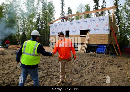 Galena, AK, 12 juin 2014 Agent de coordination de l'État Bryan Fisher discute de cette maison pour climat froid avec le volontaire Samaritan Purse Keith Smith. Chacune des maisons prendra environ 8 semaines et sera construite simultanément par des volontaires de Samaritans Purse et de United Methodist Volunteers in Mission, tandis que la FEMA fournit la coordination volontaire, le financement pour le matériel et l'expédition de matériaux à l'intérieur. Adam DuBrowa/FEMA. Inondations en Alaska. Photographies relatives aux programmes, aux activités et aux fonctionnaires de gestion des catastrophes et des situations d'urgence Banque D'Images