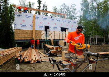 Galena, AK, 12 juin 2014 le volontaire de la porte-monnaie des Samaritans Keith Smith utilise une scie à moteur pour assembler les éléments de construction de cette maison pour climat froid pour les survivants de catastrophes qui sont admissibles à l'aide de la FEMA en vertu de la Loi Robert T. Stafford. Chacune des maisons prendra environ 8 semaines à compléter et sont construites simultanément par des volontaires de Samaritans Purse et United Methodist Volunteers en mission, tandis que la FEMA paie pour le matériel et l'expédition. Adam DuBrowa/ FEMA. Photographies relatives aux programmes, aux activités et aux fonctionnaires de gestion des catastrophes et des situations d'urgence Banque D'Images