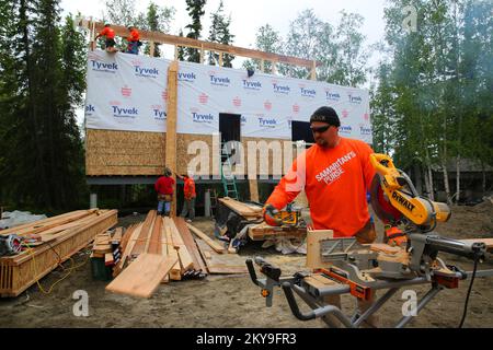 Galena, AK, 12 juin 2014 le volontaire de la porte-monnaie des Samaritans Brian Keith Smith jette du bois d'œuvre alors qu'il assemble les éléments de construction de cette maison pour climat froid pour les survivants de la catastrophe qui sont admissibles à l'aide de la FEMA en vertu de la Loi Robert T. Stafford. Chacune des maisons prendra environ 8 semaines à compléter et sont construites simultanément par des volontaires de Samaritans Purse et United Methodist Volunteers en mission, tandis que la FEMA paie pour le matériel et l'expédition. Adam DuBrowa/FEMA. Inondations en Alaska. Photographies relatives aux programmes, aux activités et aux activités de gestion des catastrophes et des situations d'urgence Banque D'Images