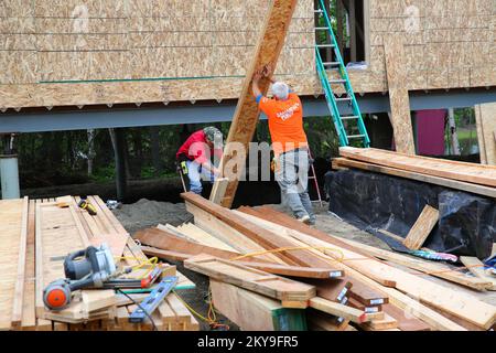 Galena, AK, 12 juin 2014 les volontaires travaillent à assembler des treillis tout en construisant des foyers pour climat froid pour les survivants de catastrophes qui sont admissibles à l'aide de la FEMA. Chacune des maisons prendra environ 8 semaines à compléter et est construite en même temps par des bénévoles de Samaritans Purse et de United Methodist Volunteers in Mission, tandis que la FEMA a coordonné le travail de bénévoles, finance le matériel et l'expédition à l'intérieur. Adam DuBrowa/FEMA. Inondations en Alaska. Photographies relatives aux programmes, aux activités et aux fonctionnaires de gestion des catastrophes et des situations d'urgence Banque D'Images